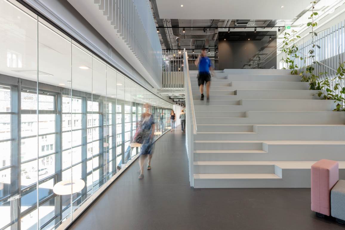 Stadskantoor Alkmaar na grondige verbouwing: ontmoeten en samenwerken_474