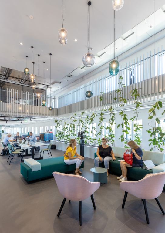 Stadskantoor Alkmaar na grondige verbouwing: ontmoeten en samenwerken_475