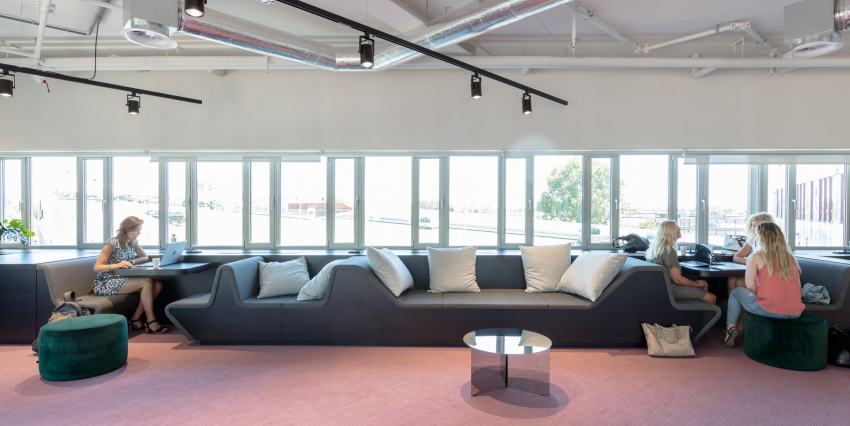 Stadskantoor Alkmaar na grondige verbouwing: ontmoeten en samenwerken_473